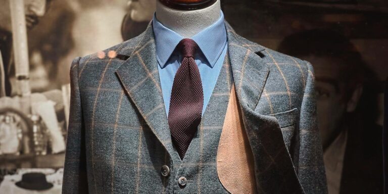 <strong>Ultimate Guide to Bespoke Suits: Craftsmanship, Elegance, and Personalization</strong>